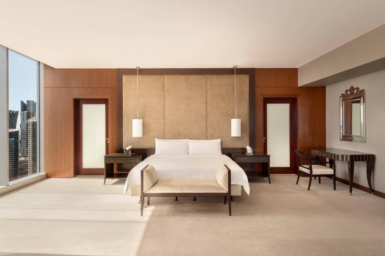 Jw Marriott Marquis City Center Doha Buitenkant foto A bedroom at the Ritz-Carlton, DIFC