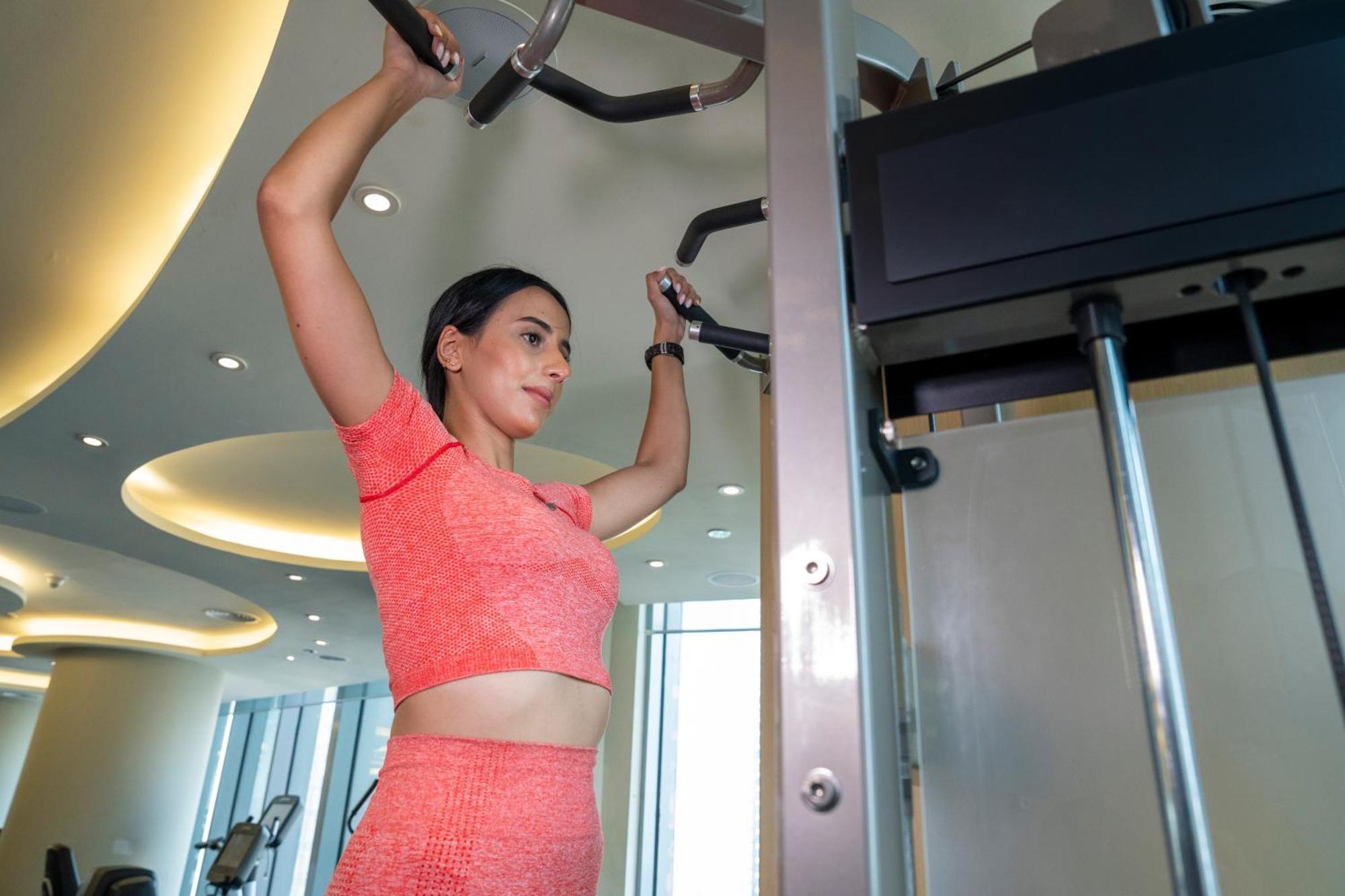 Jw Marriott Marquis City Center Doha Buitenkant foto A woman using a pull-up bar