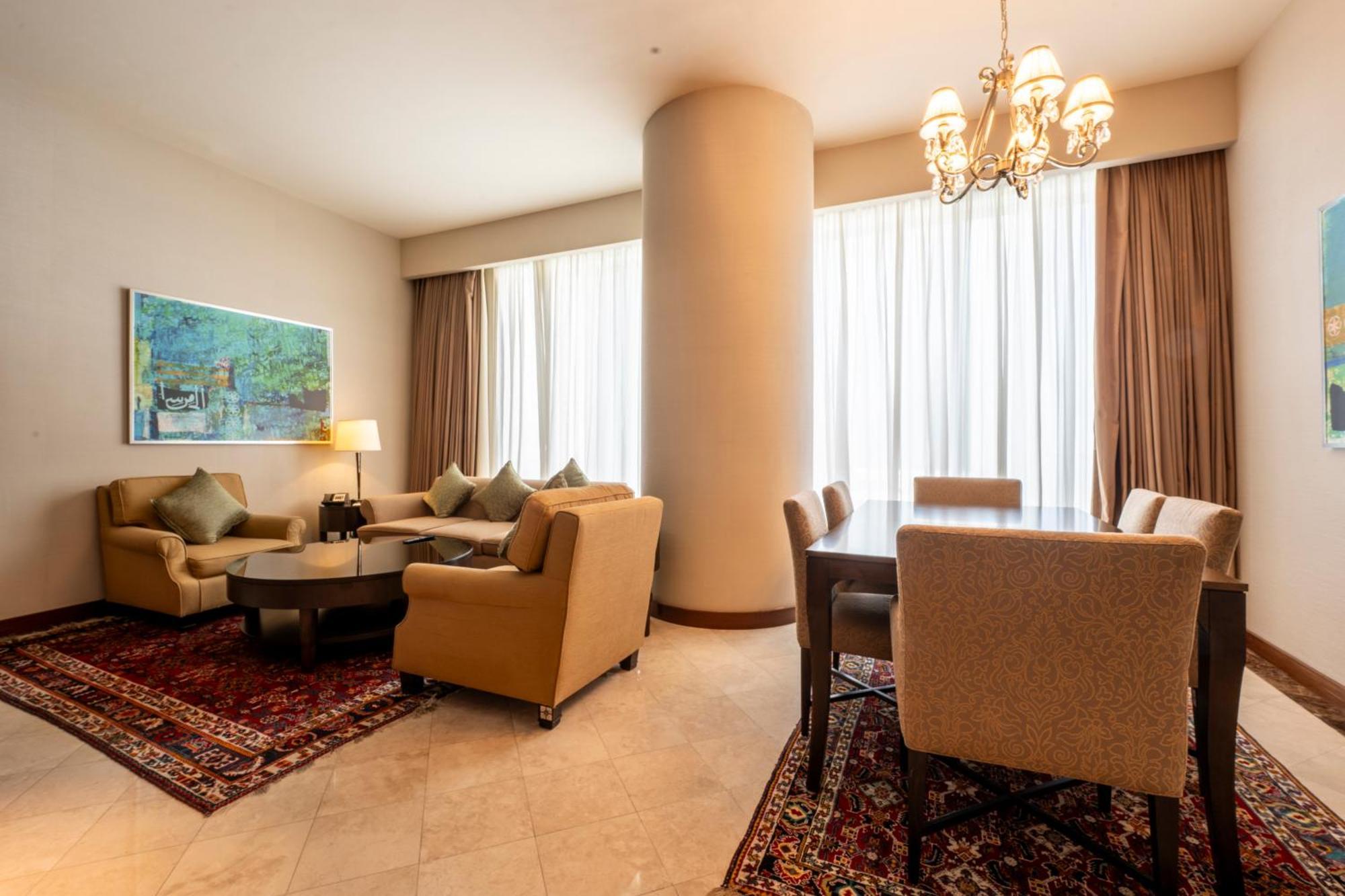 Jw Marriott Marquis City Center Doha Buitenkant foto A living room in a suite at the Ritz-Carlton, Dubai