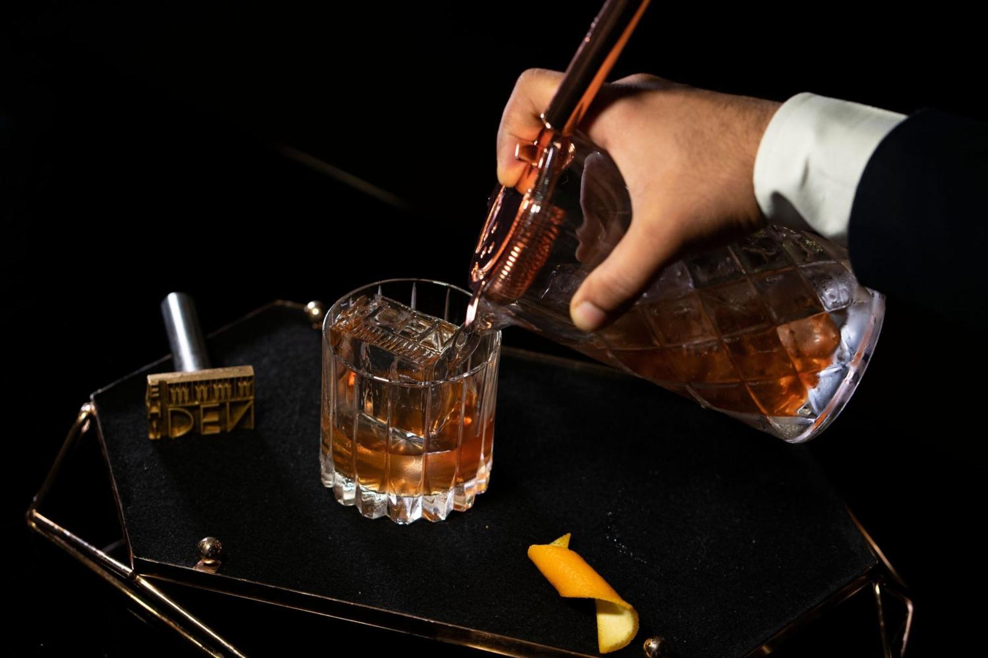 Jw Marriott Marquis City Center Doha Buitenkant foto A bartender pouring a drink