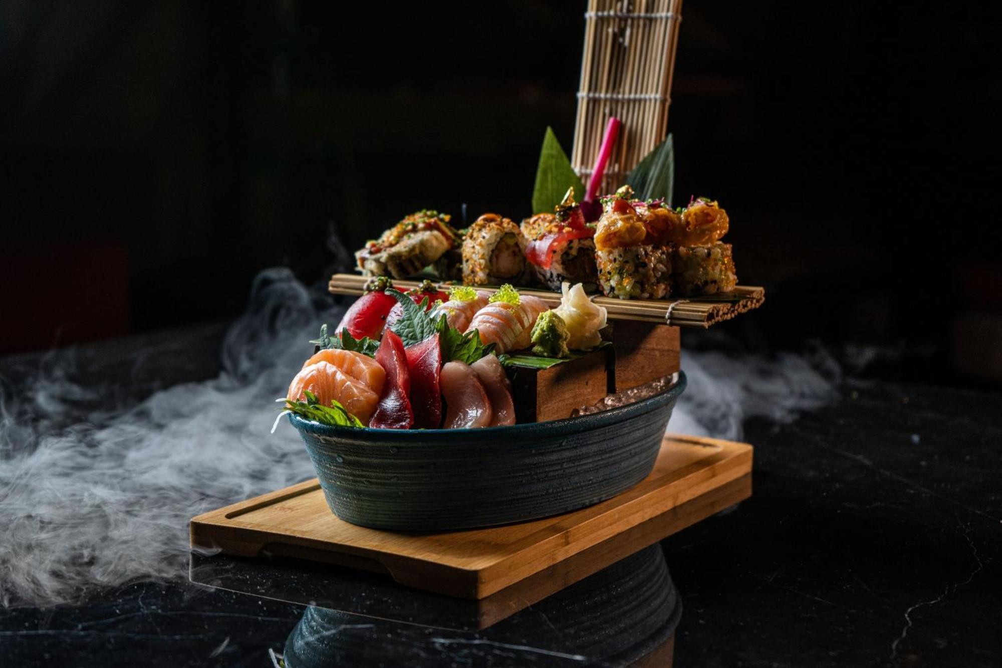 Jw Marriott Marquis City Center Doha Buitenkant foto A selection of sushi