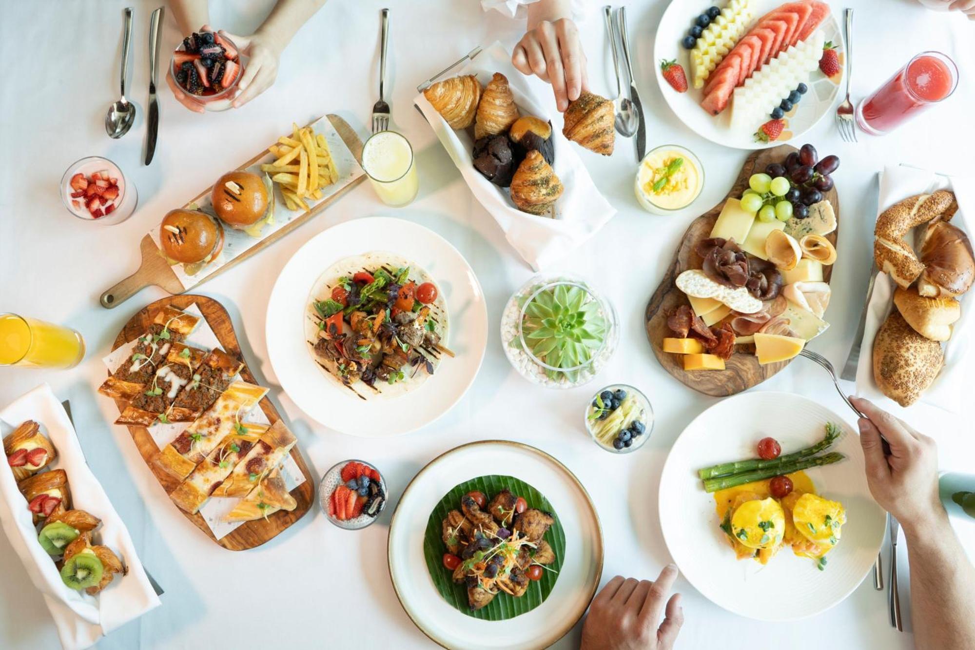 Jw Marriott Marquis City Center Doha Buitenkant foto A selection of food from the restaurant