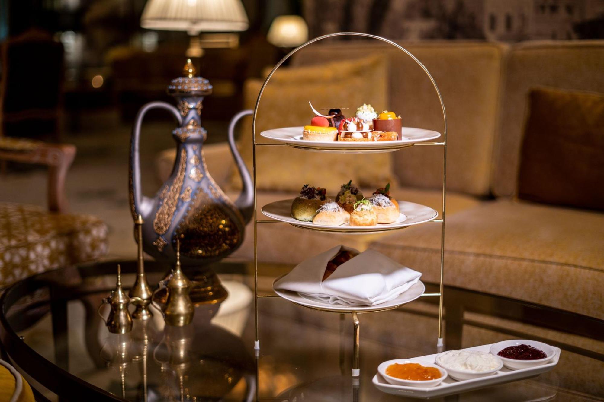 Jw Marriott Marquis City Center Doha Buitenkant foto Afternoon tea at the Emirates Palace Hotel, Abu Dhabi