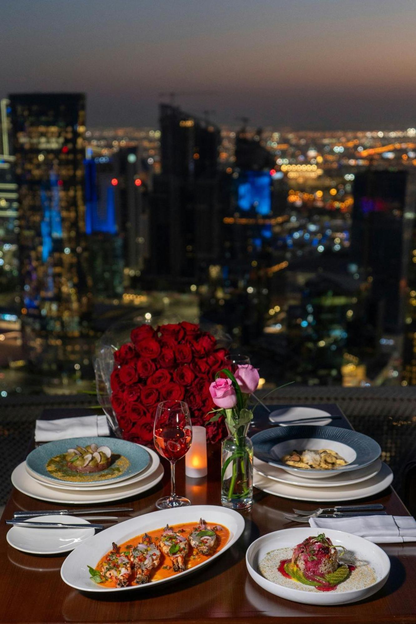 Jw Marriott Marquis City Center Doha Buitenkant foto A romantic dinner