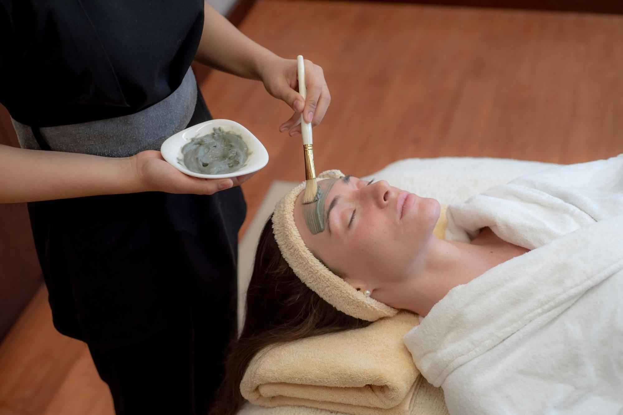 Jw Marriott Marquis City Center Doha Buitenkant foto A woman receiving a mud facial