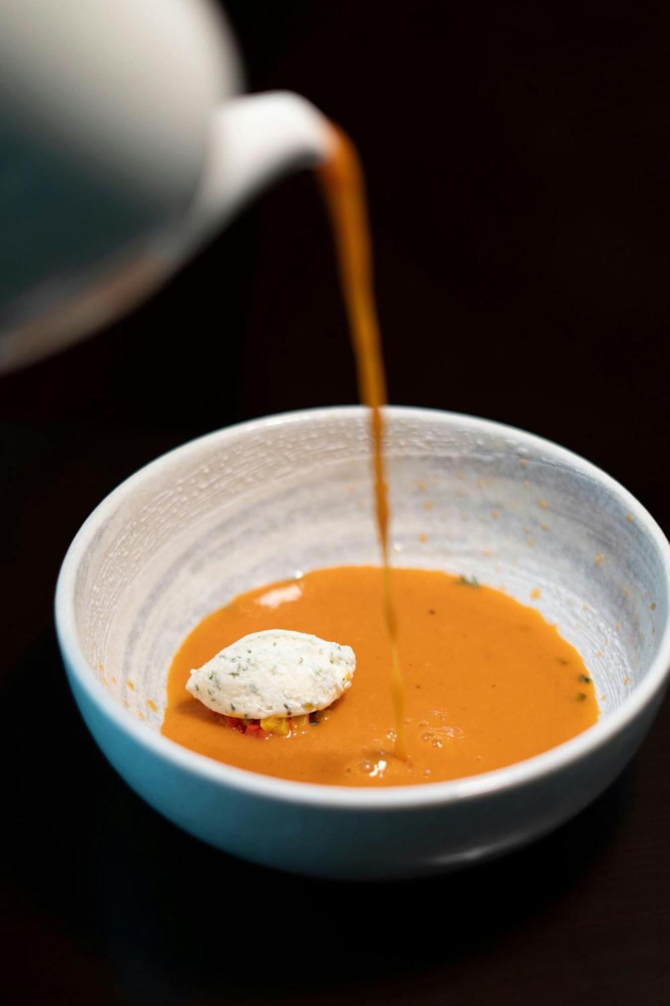 Jw Marriott Marquis City Center Doha Buitenkant foto A soup being poured